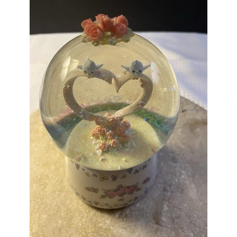 2006 Precious Moments Bluebirds Tying Hearts Snow Globe Plays Pacabels Canon